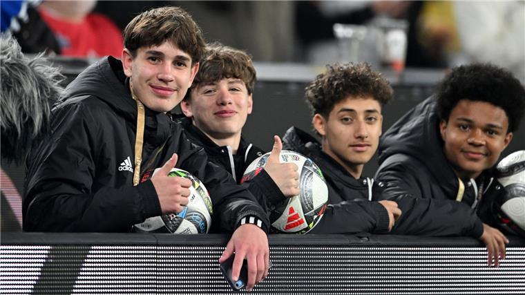 Vom Balljungen zum Helden Noel (links) und die anderen Balljungen stehen überall am Spielfeldrand.
