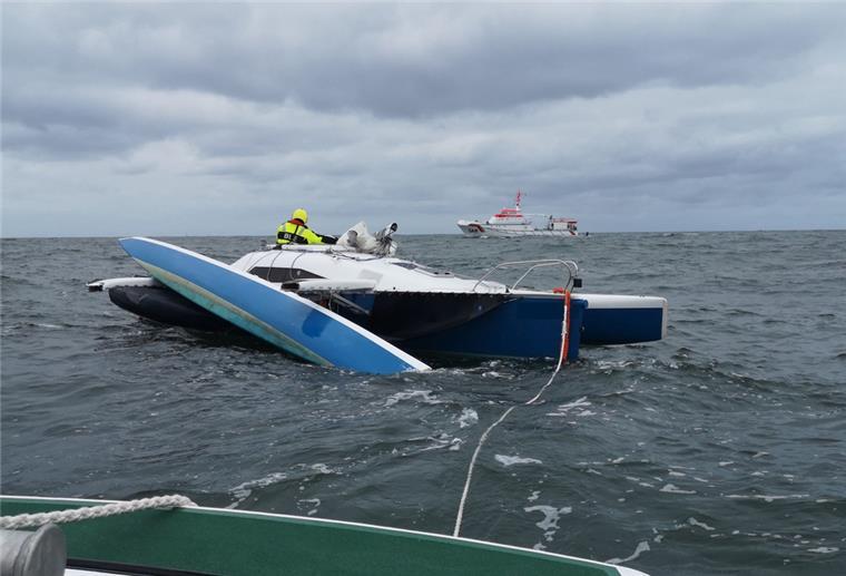 Nördlich der Insel Spiekeroog hatte sich auf dem Trimaran bei rauen Seegangsverhältnissen einer der Schwimmkörper gelöst, woraufhin der Mast brach.