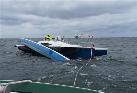 Nördlich der Insel Spiekeroog hatte sich auf dem Trimaran bei rauen Seegangsverhältnissen einer der Schwimmkörper gelöst, woraufhin der Mast brach.