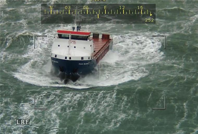 Juist: Havarierter Frachter an Notschleppleine Nördlich vor den Ostfriesischen Inseln Borkum und Juist ist der Frachter Peak Bilbao bei schwerer See nach einem Maschinenschaden manövrierunfähig havariert.