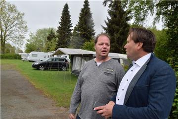 Norbert Withag (links) und Deddy Hemme haben jetzt die Regie übernommen. Die beiden Niederländer wollen den Campingplatz in Bad Bederkesa wieder auf Vordermann bringen.