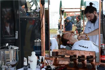 nord24-Reporter Philipp Overschmidt ließ sich im Barber Truck den Bart abschneid...
