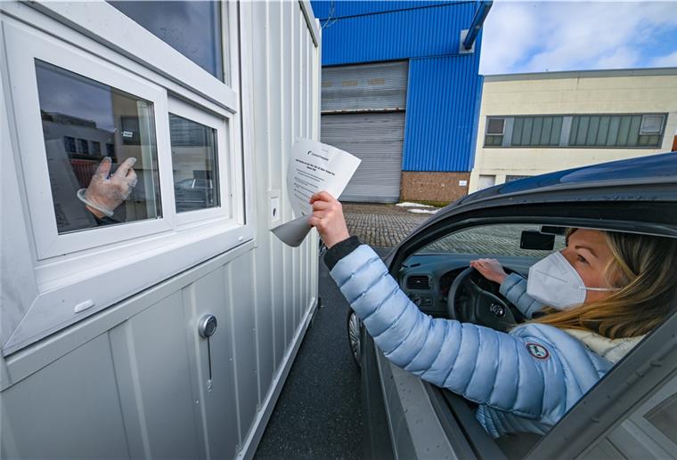 Nord24-Reporterin Denise von der Ahé macht im Drive-in-Testzentrum in Bremen den Corona-Gurgeltest.