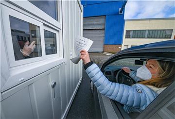 Nord24-Reporterin Denise von der Ahé macht im Drive-in-Testzentrum in Bremen den Corona-Gurgeltest.