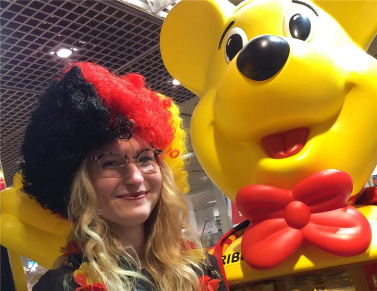 WM 2018: Die besten Fußball-Fanartikel aus Bremerhaven und umzu nord24-Reporterin Fiona Scherdin hat schon mal die Deutschland-Perücke aufgesetzt. Sieht prima aus.
