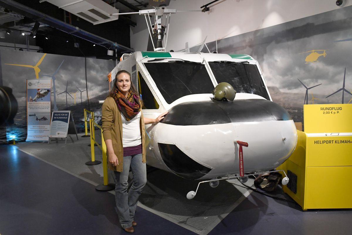 nord24-Reporterin Mareike Scheer steuert im Klimahaus Bremerhaven erstmals einen Hubschrauber - im Simulator.