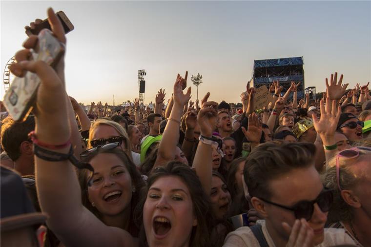 Liebe auf dem Deichbrand: Wir wollen eure Geschichte erzählen Nord24 sucht ein Paar, das sich auf dem Deichbrand verliebt hat, und dieses Jahr wieder zum Festival fährt.