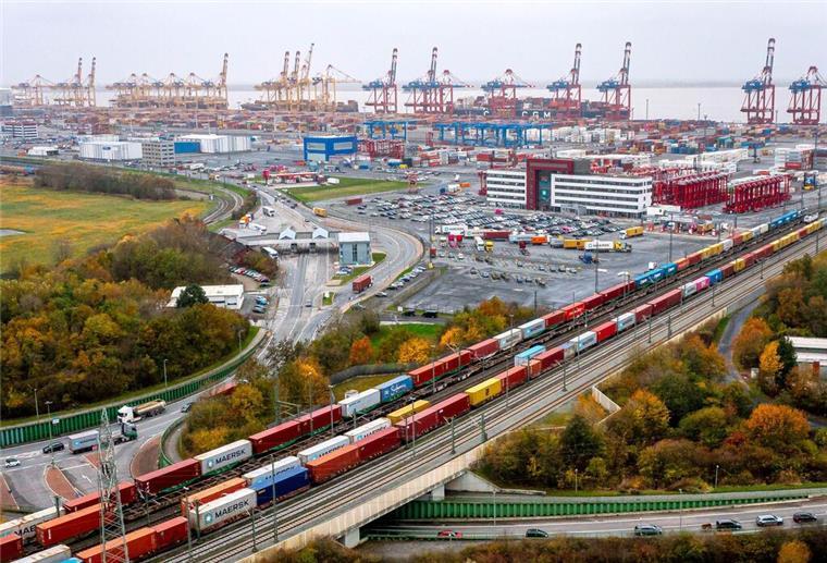 Küstenländer fordern Millioneninvestitionen in Hafenanbindungen Die Hafenhinterland-Anbindung mit Straßen und Gleisen am Hafen von Bremerhaven (Luftaufnahme mit einer Drohne). (zu dpa: «Küstenländer fordern mehr Investitionen in Häfen-Anbindungen»)