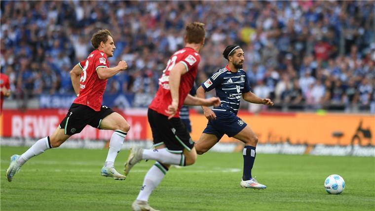 HSV verliert Nordduell in Hannover Nordduell in Hannover: Hamburgs Immanuel Pherai läuft den 96-Profis Marcel Halstenberg (M) und Max Christiansen davon.