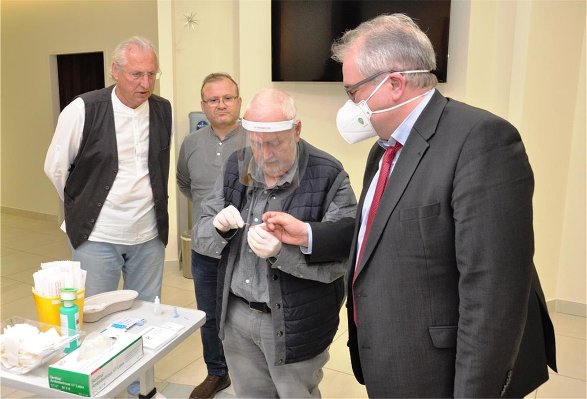 Nordenhams Bürgermeister Carsten Seyfarth (rechts) beim Corona-Schnelltest. Unser Bild zeigt mit ihm (von rechts) Dr. Michael Bodammer, den Lungenfacharzt Faiq Ehmed und Dr. Robert Ceskel.