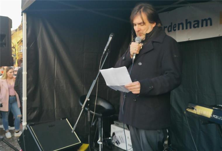 Demos gegen Rechtsextremismus zwischen Jade, Weser und Elbe: Die besten Bilder Nordenhams Bürgermeister Nils Siemen