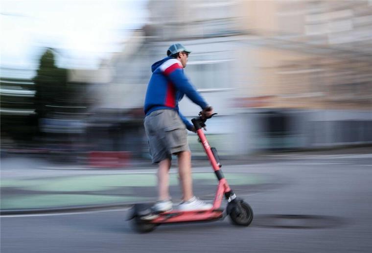 Nordsee-Insel macht ernst! Hier gilt jetzt eine knallharte Regel für E-Scooter Ein Mann ist auf einem E-Scooter in Hamburg unterwegs