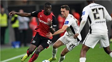 Nordi Mukiele (l) fehlt Bayer Leverkusen in den nächsten zwei Spielen.
