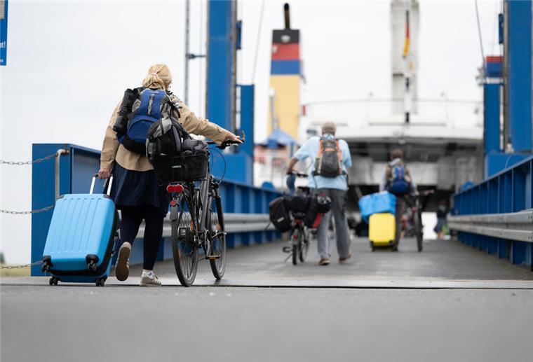 Radfahrer gehen auf die Fähre nach Borkum.