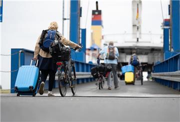Radfahrer gehen auf die Fähre nach Borkum.