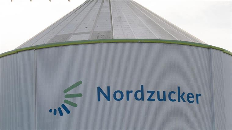 Nordzucker: 300 Millionen Euro in Energieumrüstung stecken „Nordzucker“ ist auf einem Silo zu lesen.