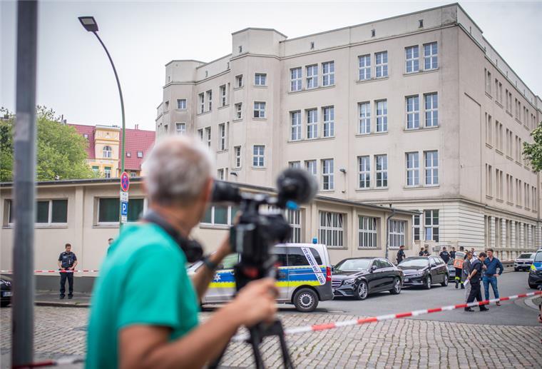 Nach den Schüssen: Heute kein Unterricht am Lloyd Gymnasium Normaler Unterricht is heute am Lloyd Gymnasium nicht denkbar.