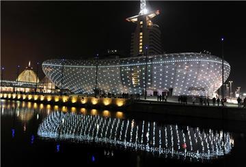 Klimahaus Bremerhaven bei Nacht
