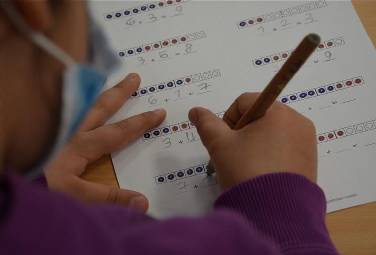 Zeven: Grundschüler halten trotz Krise Anschluss Normalerweise wäre die Zevener Erstklässlerin allein zuhause. Weil ihr dort niemand helfen könnte, kommt sie in die Schule und lernt mit angehenden Abiturientinnen.