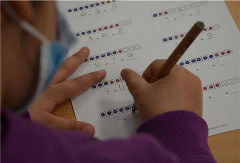 Normalerweise wäre die Zevener Erstklässlerin allein zuhause. Weil ihr dort niemand helfen könnte, kommt sie in die Schule und lernt mit angehenden Abiturientinnen.