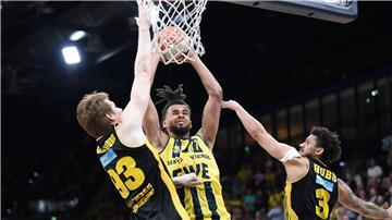 Norris Agbakoko (M) kann sich gut unterm Korb durchsetzen