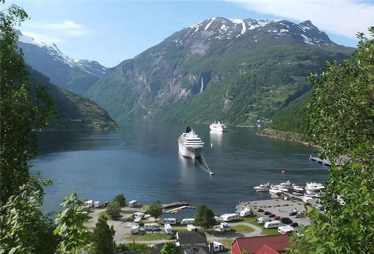 Norwegen plant neue Touristensteuer: Was Reisende wissen müssen Ein Kreuzfahrtschiff fährt in Norwegen in einen Fjord ein. Norwegen ist bei Kreuzfahrt-Fans ein beliebtes Ziel. Doch ändert sich das bald? Für Reisende auf Kreuzfahrten könnte es ab 2026 teurer werden.