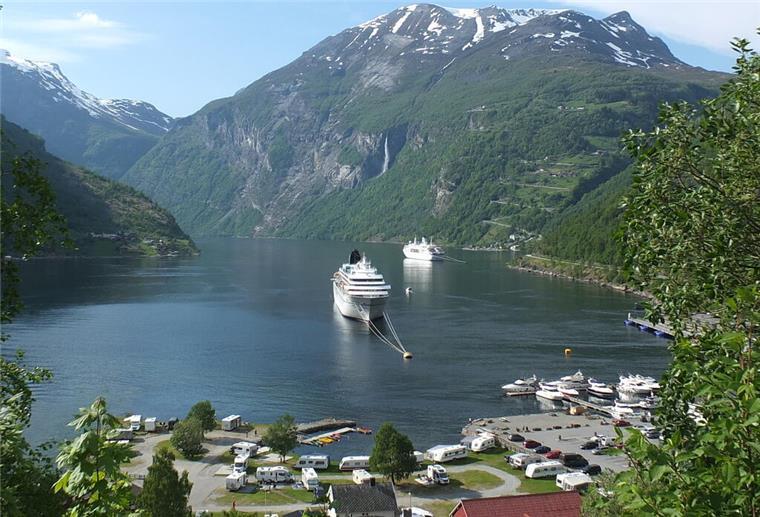 Norwegen macht Ernst! Kreuzfahrten werden ab 2026 teurer Ein Kreuzfahrtschiff fährt in Norwegen in einen Fjord ein. Norwegen ist bei Kreuzfahrt-Fans ein beliebtes Ziel. Doch ändert sich das bald? Für Reisende auf Kreuzfahrten könnte es ab 2026 teurer werden.