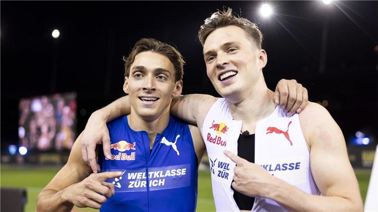 Show-Duell: Duplantis besiegt Hürden-Rekordler Warholm Norweger Warholm (r) muss nach der Niederlage gegen Duplantis beim Meeting am Donnerstag in einem schwedischen Trikot laufen.