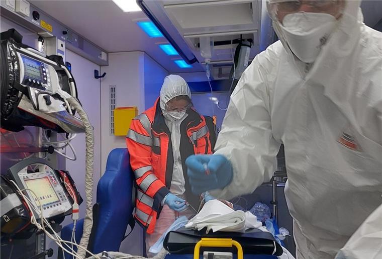 Notärztin Dr. Ulrike Leitner (links) und Notfallsanitäter Bent Goldberg haben den Covid-Patienten zusammen mit zwei weiteren Notfallsanitätern in Sachsen abgeholt und nach Bremen gebracht.