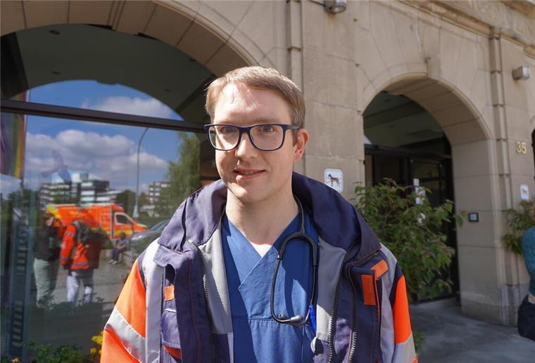 Notarzt Frederick Voß steht in Wuppertal vor dem Krankenaus, in dem er arbeitet, wenn er keine Notarzteinsätze hat.