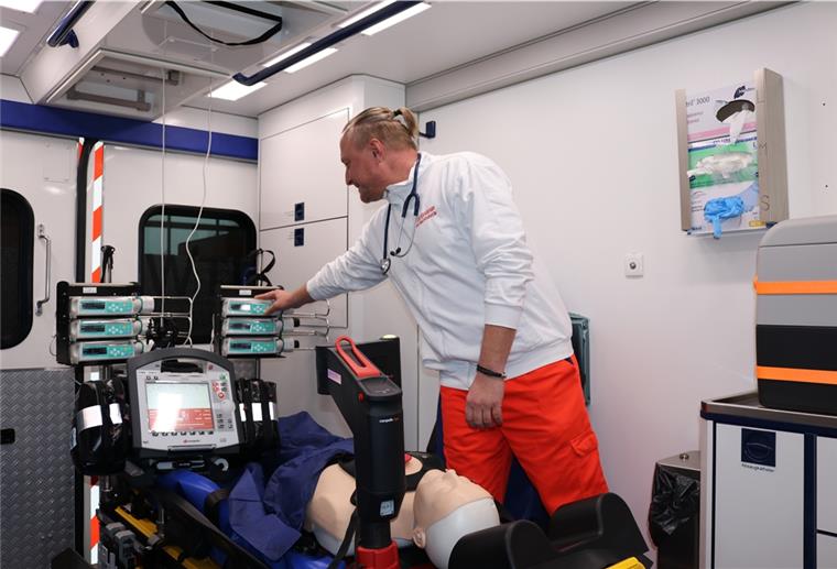 Bremerhaven: Feuerwehr baut Rettungswagen für Corona-Patienten um Notfallsanitäter Frank Nasdal überprüft den umgebauten Rettungswagen.