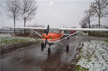 Notlandung auf der Wiese: Fliegerisches Können und jede Menge Glück sorgten dafür, dass bei Stade niemand verletzt wurde. Am Tag drauf wurde die Maschine über Feldwege und Straßen zurück zum Flugplatz gebracht.