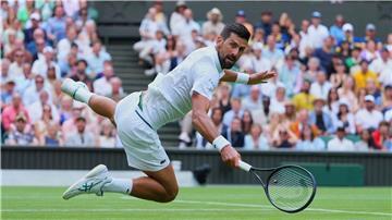 Novak Djokovic gewinnt mit akrobatischer Einlage.