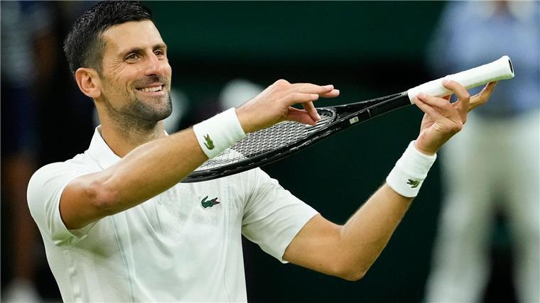 Djokovic erreicht souverän das Wimbledon-Viertelfinale Novak Djokovic jubelt nach seinem Sieg über Holger Rune.