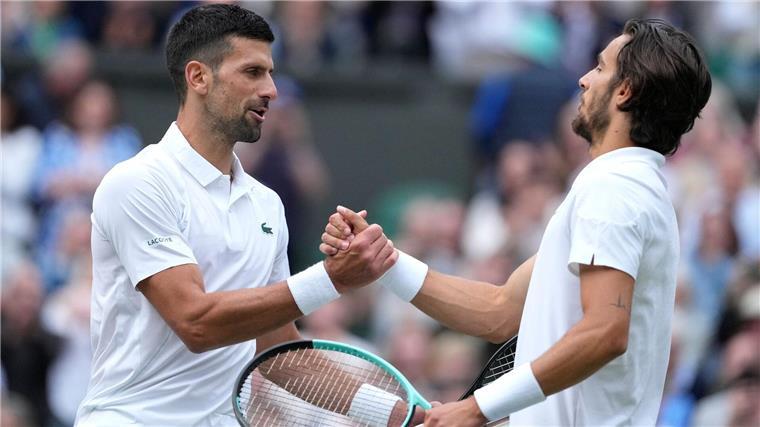 „Geschichte steht auf dem Spiel“: Wissenswertes zu Wimbledon Novak Djokovic (l) steht nur wenige Woche nach einer Knie-Operation im Wimbledon-Finale.