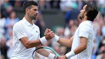 Novak Djokovic (l) steht nur wenige Woche nach einer Knie-Operation im Wimbledon-Finale.