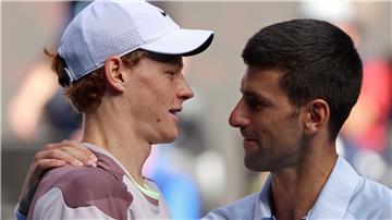Novak Djokovic (r) ist nicht einverstanden, wie der Dopingfall von Jannik Sinner behandelt wurde.