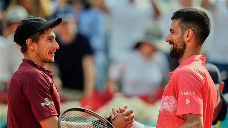 Struff scheitert in zweiter Runde von Madrid an Tsitsipas Novak Djokovic (r) schied in Madrid überraschend früh aus.