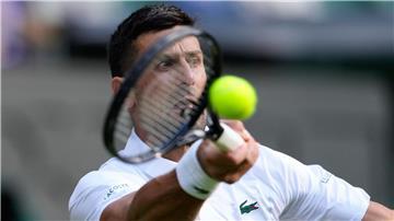 Novak Djokovic spielt einen Vorhand-Return.