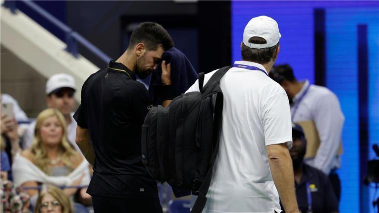 Novak Djokovic verließ den Platz für eine Behandlung am Rücken. 
