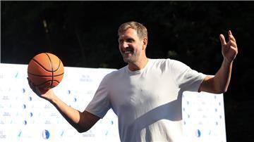 Nowitzki hat zuletzt einen Basketball-Platz in Würzburg eröffnet. (Archivbild)