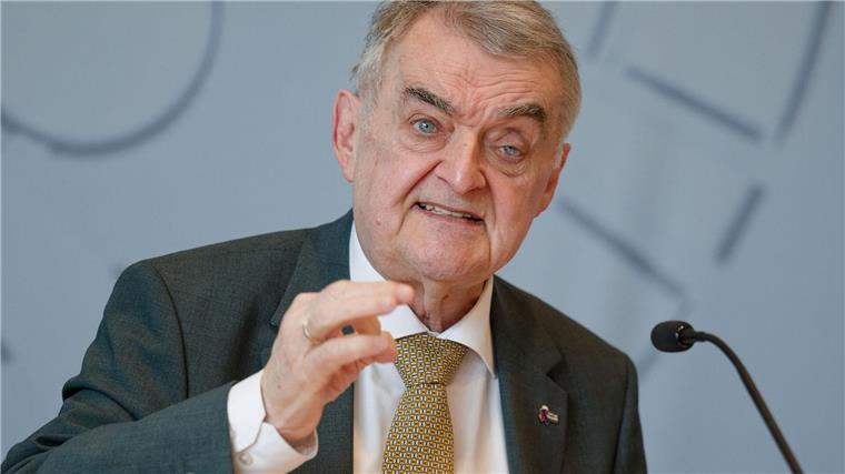NRW drängt auf Löschplattform für Missbrauchsabbildungen NRW-Innenminister Herbert Reul (CDU) will gegen Missbrauchsabbildungen im Internet vorgehen. (Archivbild)