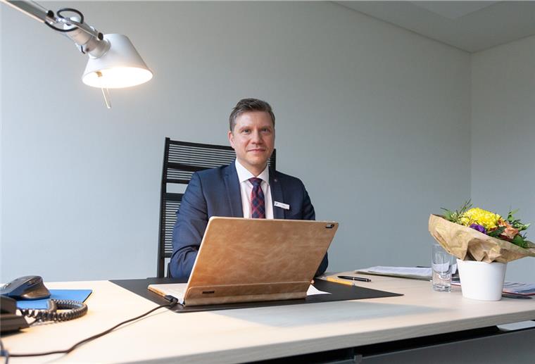 Michael Take: Für die Karriere nach Cuxhaven Nüchternes Büro, gut gelaunter Besitzer: Michael Take (41) hat am 1. Januar seine Stelle als Dezernent beim Landkreis Cuxhaven angetreten.