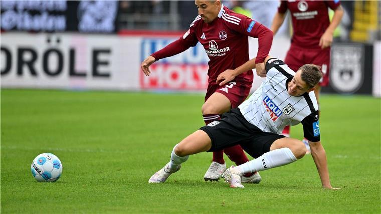 Wilde Schlussphase: Nürnberg gewinnt in Ulm Nürnbergs Danilo Soares (links) kämpft gegen Ulms Lennart Stoll um den Ball.