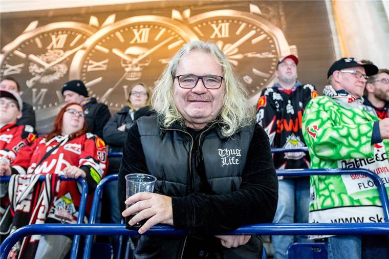 Nürnbergs Mäzen Thomas Sabo schaute sich das Spiel im Fanblock der Fischtown Pinguins an und spendierte allen 150 mitgereisten Bremerhavener Fans ein Bier.
