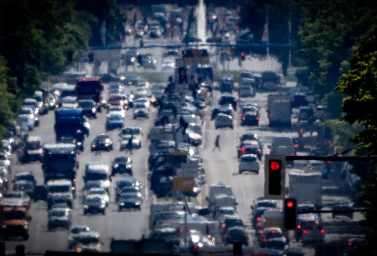 Bundesregierung und EU-Kommission einigen sich im Verbrenner-Streit LKW und Lieferfahrzeuge fahren auf dem Kaiserdamm in der Hauptstadt stadteinwärts.