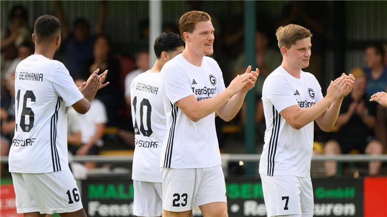 Ex-Nationalspieler Halstenberg gibt Kreisliga-Comeback Nun in der Kreisliga aktiv: Ex-Profi Marcel Halstenberg (2.v.r).