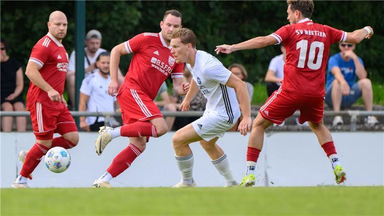 Ex-Nationalspieler Halstenberg gibt Kreisliga-Comeback Nun in der Kreisliga aktiv: Ex-Profi Marcel Halstenberg (weißes Trikot).