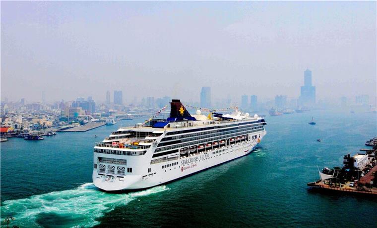 Lloyd Werft ist jetzt asiatisch Nun sind es schon vier Kreuzfahrtschiffe: Die Lloyd Werft, die jetzt komplett von der asiatischen Genting Group übernommen worden ist, soll jetzt auch für die Genting-Reederei Star Cruises große Schiffe bauen. Bislang war von drei Schiffen für die Reederei Crystal Cruises die Rede.