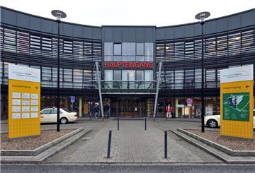 Schilder weisen in Richtung Haupteingang des Klinikum Links der Weser.
